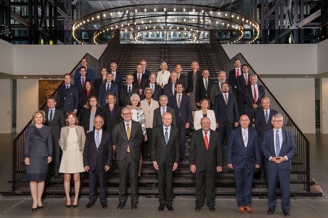 Gruppenbild des Sechsertreffens von EGMR, EuGH und den Verfassungsgerichten aus Deutschland, Schweiz, Liechtenstein und Österreich (c) ECJ 2024. Photo by Germán Talavera 