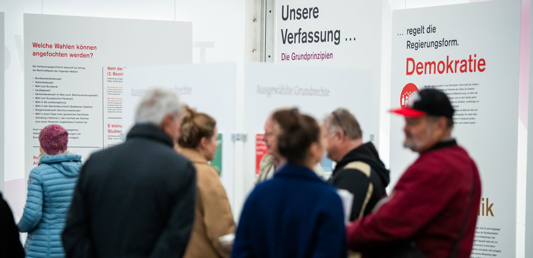 Verfassung im Dialog 2024: Besucher vor den Tafeln zu den Grundprinzipien der Verfassung